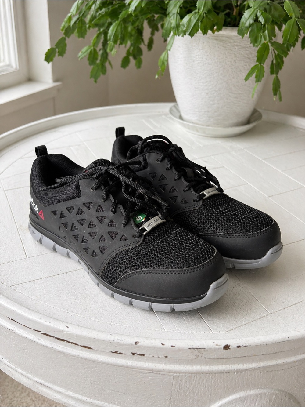 LN Men’s 9.5 Reebok Steel Toe Black & Gray work Shoe